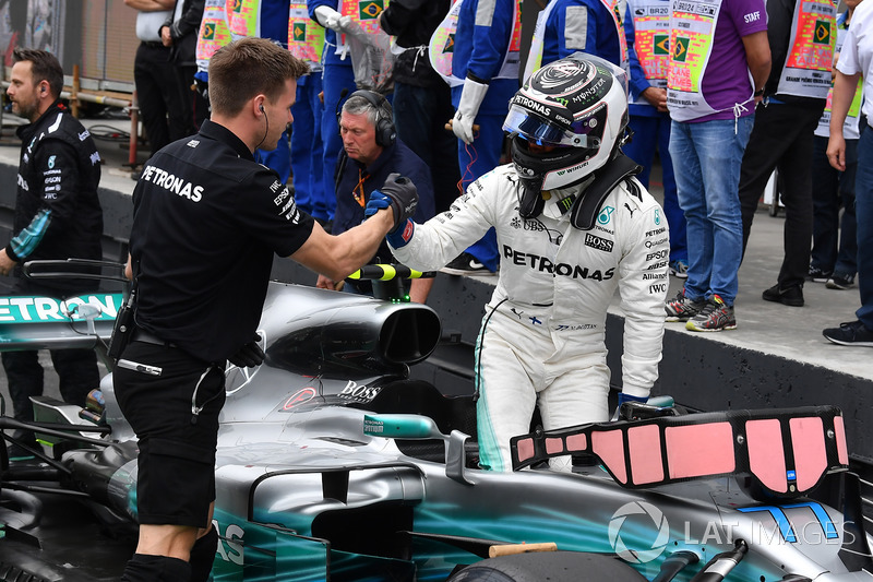 Ganador de la pole Valtteri Bottas, Mercedes-Benz F1 W08