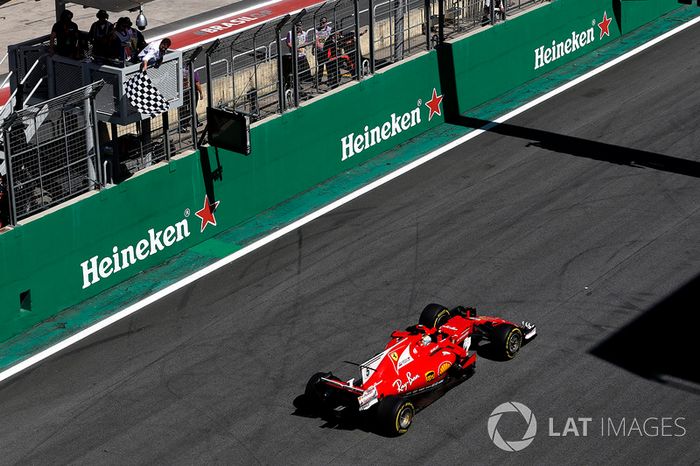 Sebastian Vettel, Ferrari SF70H cruza la meta y se lleva la bandera a cuadros