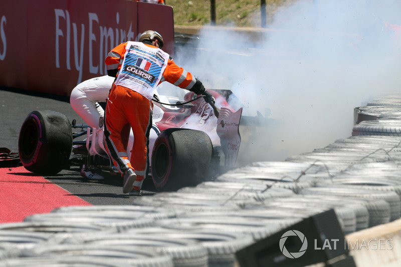 Marcus Ericsson, Sauber C37 est sorti de sa piste avant que sa voiture ne prenne feu
