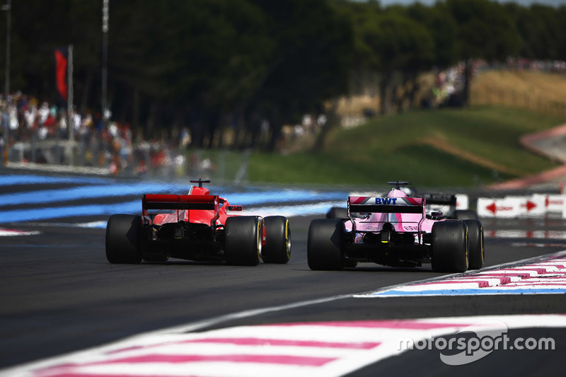 Sebastian Vettel, Ferrari SF71H, supera Sergio Perez, Force India VJM11