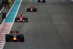 Daniel Ricciardo,  Red Bull Racing RB13, leads Kimi Raikkonen, Ferrari SF70H, and Max Verstappen,  Red Bull Racing RB13