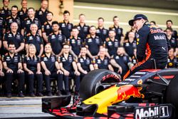 Max Verstappen, Red Bull Racing à la photo d'équipe