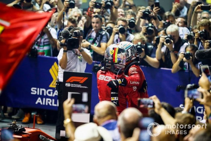 El ganador de la carrera Sebastian Vettel, Ferrari y Charles Leclerc, Ferrari celebran en el Parc Ferme 