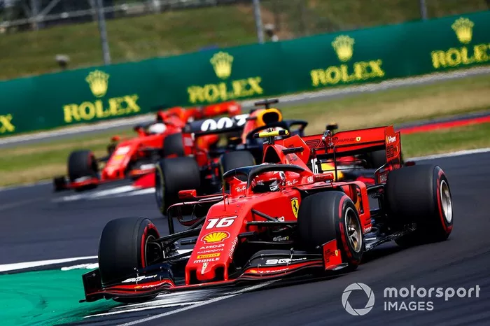 Charles Leclerc, Ferrari SF90 precede Max Verstappen, Red Bull Racing RB15 e Sebastian Vettel, Ferrari SF90 