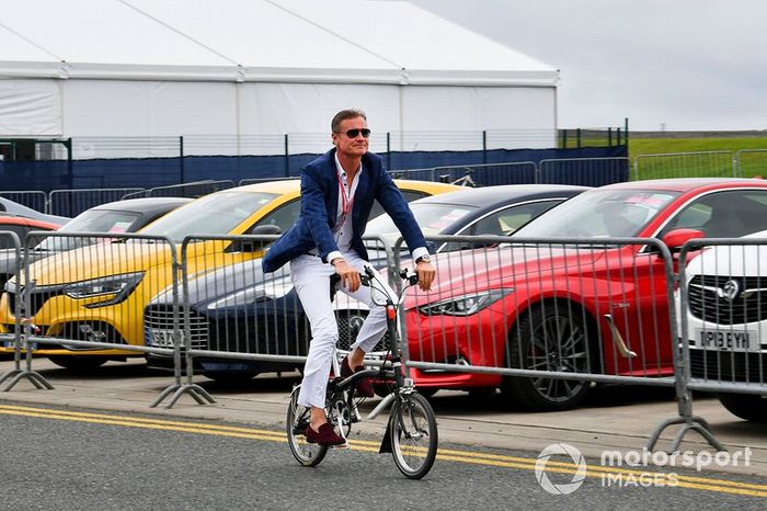David Coulthard llega en bicicleta a SIlverstone
