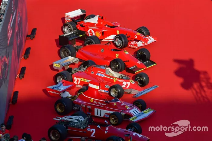 Exposição de carros históricos da Ferrari durante a festa de aniversário de 90 anos da escuderia, em Milão.