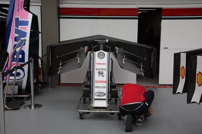 Alfa Romeo Racing C38, asa dianteira