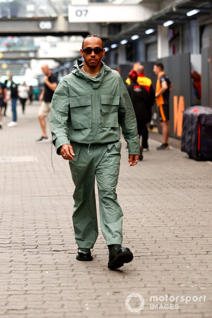 Sir Lewis Hamilton, Mercedes AMG, llega al circuito