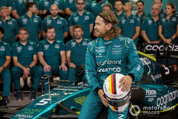 Sebastian Vettel, Aston Martin, con el equipo Aston Martin para la foto de equipo de final de temporada