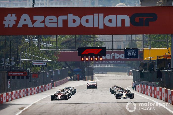 Charles Leclerc, Ferrari SF-23, Max Verstappen, Red Bull Racing RB19, se preparan para liderar la salida.