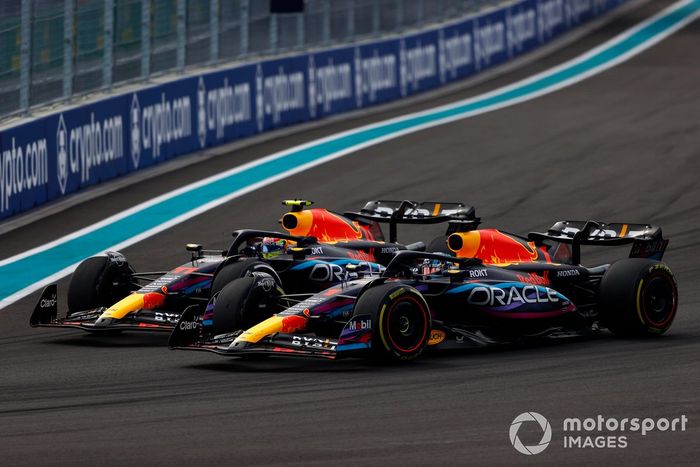 Max Verstappen, Red Bull Racing RB19, adelanta a Sergio Pérez, Red Bull Racing RB19, por el liderato.