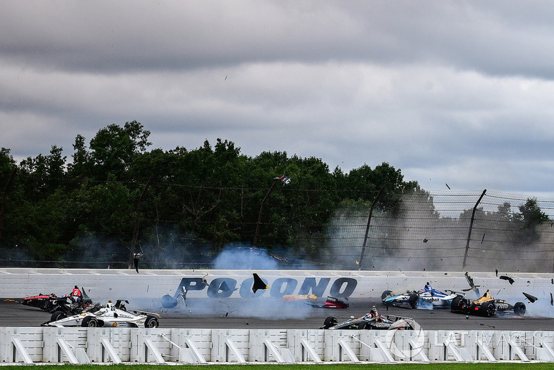 Robert Wickens, Schmidt Peterson Motorsports Honda, James Hinchcliffe, Schmidt Peterson Motorsports Honda, Ryan Hunter-Reay, Andretti Autosport Honda, Pietro Fittipaldi, Dale Coyne Racing Honda crash