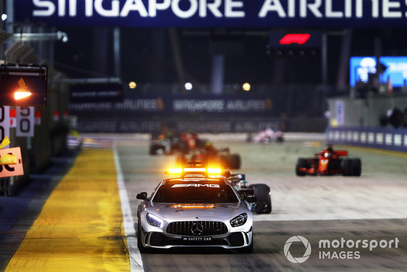 El Safety Car al frente de Lewis Hamilton, Mercedes AMG F1 W09 EQ Power+