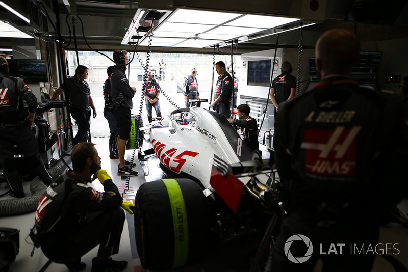 Romain Grosjean, Haas F1 Team VF-18, w garażu z inżynierami Haas F1