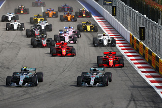 Départ : Valtteri Bottas, Mercedes AMG F1 W09 devant Lewis Hamilton, Mercedes AMG F1 W09, et Sebastian Vettel, Ferrari SF71H