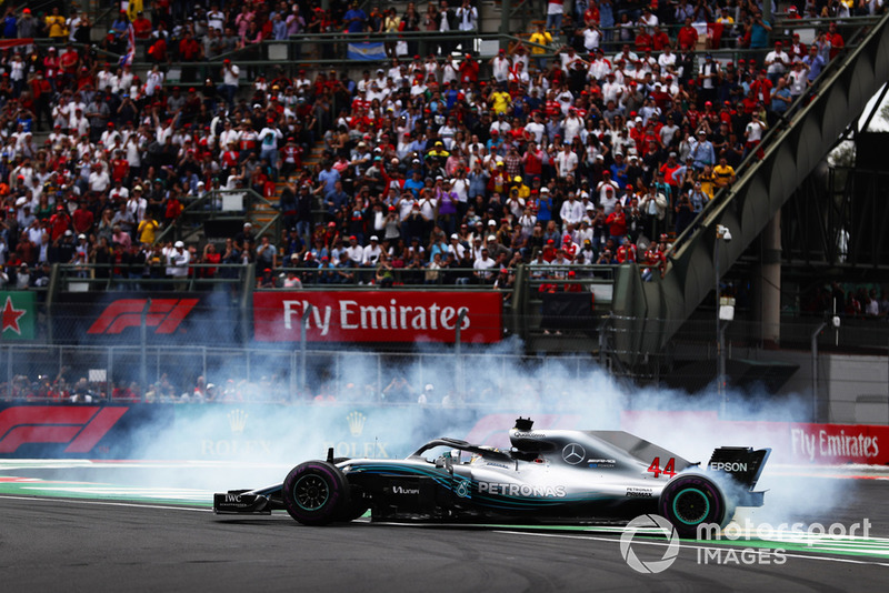 Lewis Hamilton, Mercedes AMG F1 W09 EQ Power +, realiza una dona mientras celebra ganar su quinto Campeonato Mundial