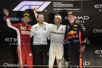 Sebastian Vettel, Ferrari, Bradley Lord, capo delle comunicazioni Mercedes-Benz Motorsport, Lewis Hamilton, Mercedes AMG F1 e Max Verstappen, Red Bull Racing, festeggiano sul podio