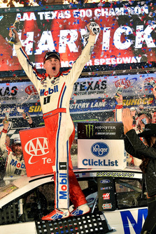 Kevin Harvick, Stewart-Haas Racing, Ford Fusion Mobil 1 celebrates his win in Victory Lane