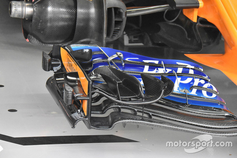 A instrumentação para medir o movimento da asa dianteira é instalada dentro de carcaças em forma de lágrima na McLaren MCL33 no treino livre