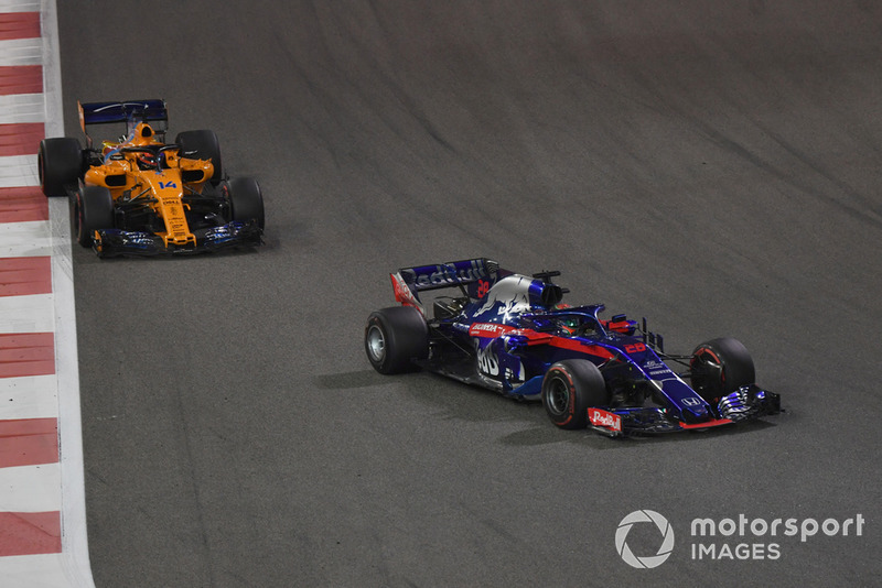Brendon Hartley, Toro Rosso STR13 y Fernando Alonso, McLaren MCL33
