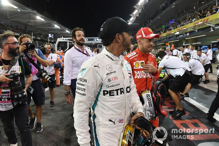 Lewis Hamilton, Mercedes AMG F1 y Sebastian Vettel, Ferrari en Parc Ferme 