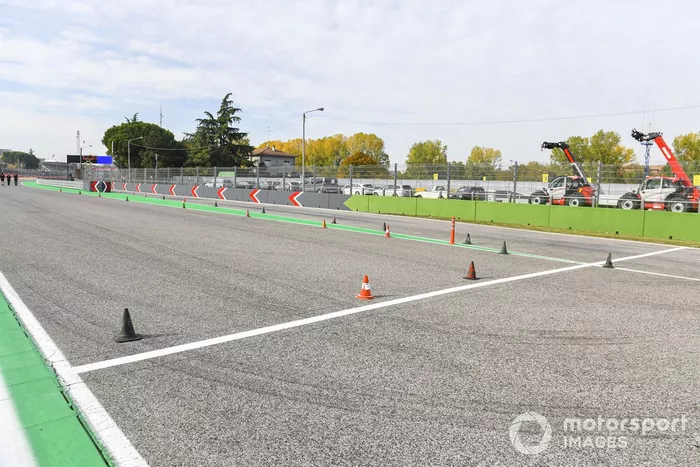 Conos en curvas del circuito de Imola