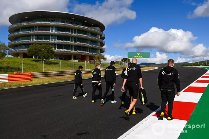 Esteban Ocon, Renault F1, camina por la pista con Guanyu Zhou, piloto de la Renault Sport Academy