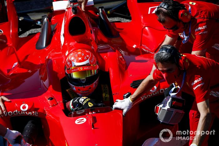 Mick Schumacher conduce el Ferrari F2004 con el que ganó el campeonato Michael Schumacher, en una carrera de demostración para celebrar el Gran Premio número 1000 de Ferrari 