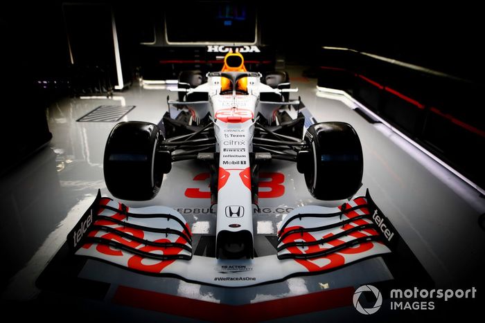 El RB16B de Red Bull Racing con decoración blanca especial en tributo a Honda