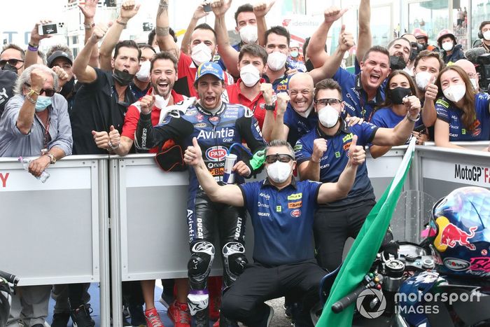 Tercer lugar Enea Bastianini, Esponsorama Racing MotoGP celebra con el equipo