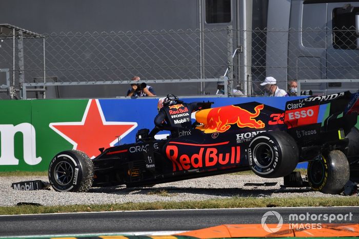 Secuencia del choque de Max Verstappen, Red Bull Racing, sale de su coche 