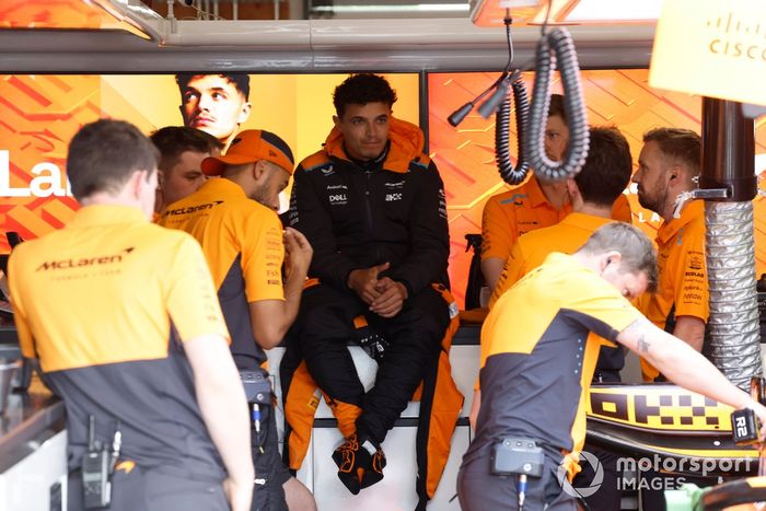 Lando Norris, del equipo McLaren F1, en el garaje 
