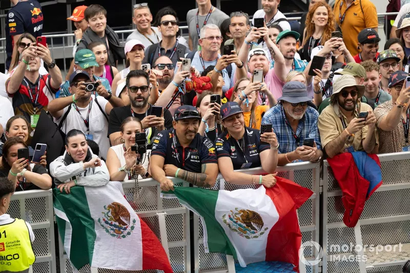 Les fans soutiennent Sergio Perez et Red Bull Racing 