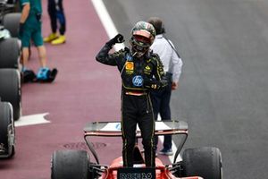 Charles Leclerc, Scuderia Ferrari, 1ª posição, festeja no Parc Ferme 