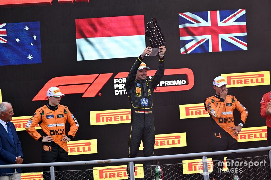 Charles Leclerc, Scuderia Ferrari, 1º classificado, levanta o troféu para festejar 