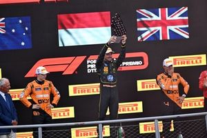 Charles Leclerc, Scuderia Ferrari, 1º classificado, levanta o troféu para festejar 