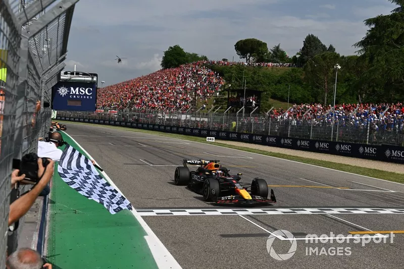 Max Verstappen, Red Bull Racing RB20, 1ère position, prend le drapeau à damier