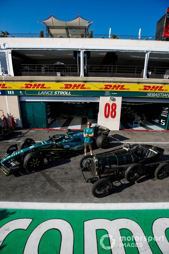 Sebastian Vettel, Aston Martin, posa con el Aston Martin AMR22 y el Green Pea TT1 de 1922