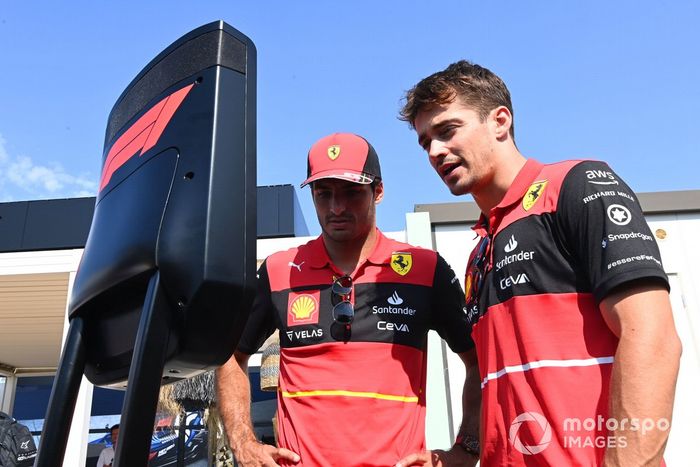 Carlos Sainz, Ferrari, Charles Leclerc, Ferrari, llegan al paddock