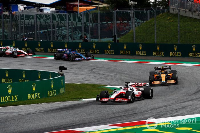 Kevin Magnussen, Haas VF-22, Lando Norris, McLaren MCL36, Fernando Alonso, Alpine A522