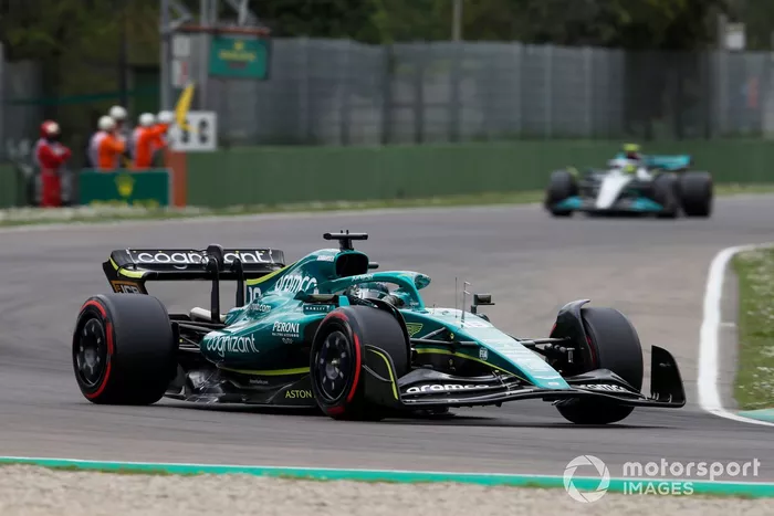 Lance Stroll, Aston Martin AMR22, Lewis Hamilton, Mercedes W13