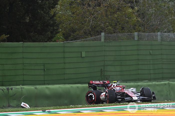 Zhou Guanyu, Alfa Romeo C42, se queda fuera de la sprint