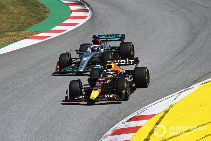 Sergio Pérez, Red Bull Racing RB18, George Russell, Mercedes W13 