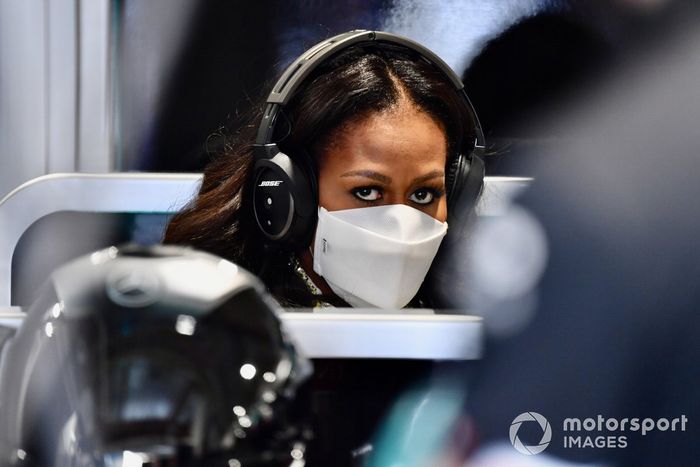 Michelle Obama en el garaje de Mercedes