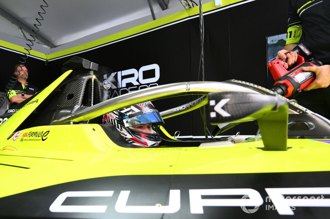 Dan Ticktum , Kiro Race Co mira mientras se prepara para conducir el coche