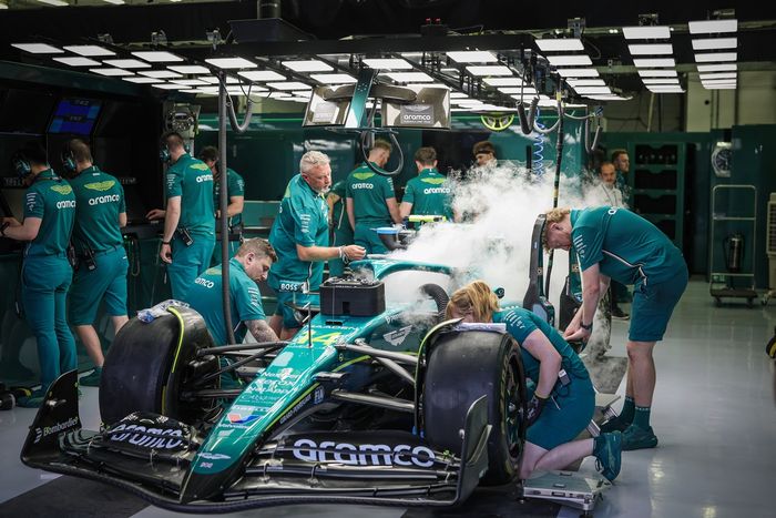 Mobil Fernando Alonso, Aston Martin Racing