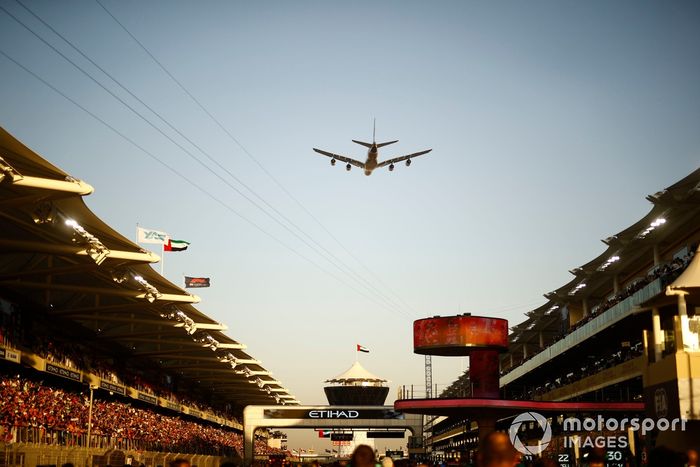 Un Airbus A380 de Etihad sobrevuela la parrilla antes de la salida