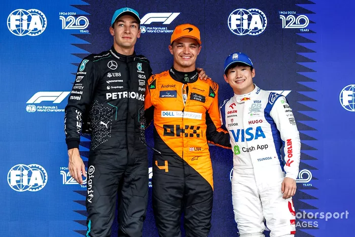 Los tres primeros clasificados George Russell, Mercedes-AMG F1 Team, el hombre de la pole Lando Norris, McLaren F1 Team, Yuki Tsunoda, Visa Cash App RB F1 Team