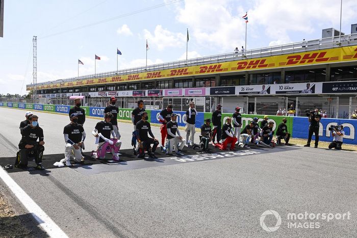 Los pilotos se arrodillan