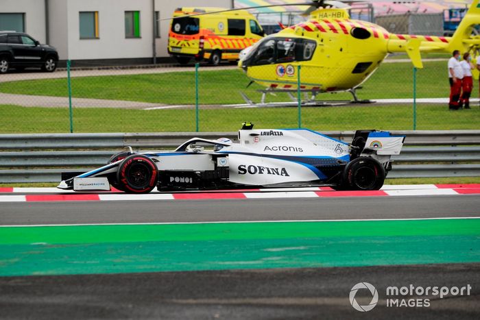 Nicholas Latifi, Williams FW43, sufre un pinchazo trasero